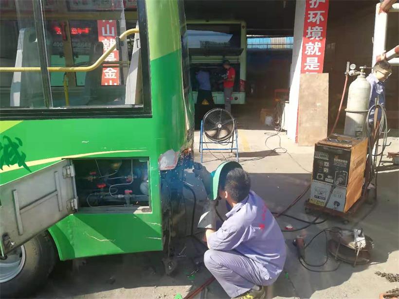 鈑金工，修復(fù)車身.jpg
